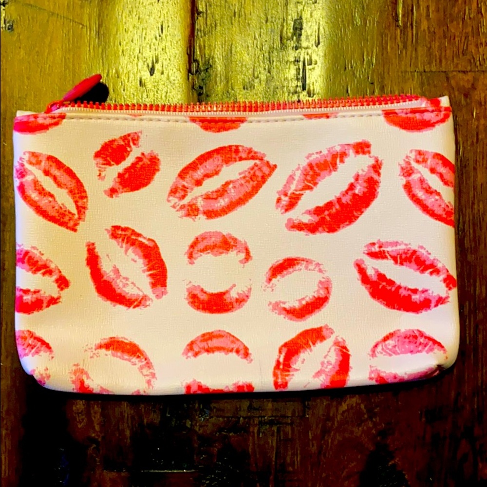 Kiss print cosmetic bag